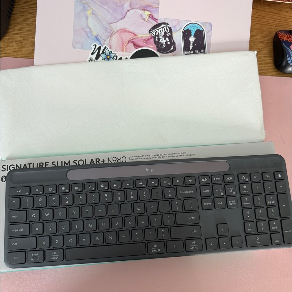 Logitech Signature Slim Solar+ Wireless Bluetooth Keyboard K980